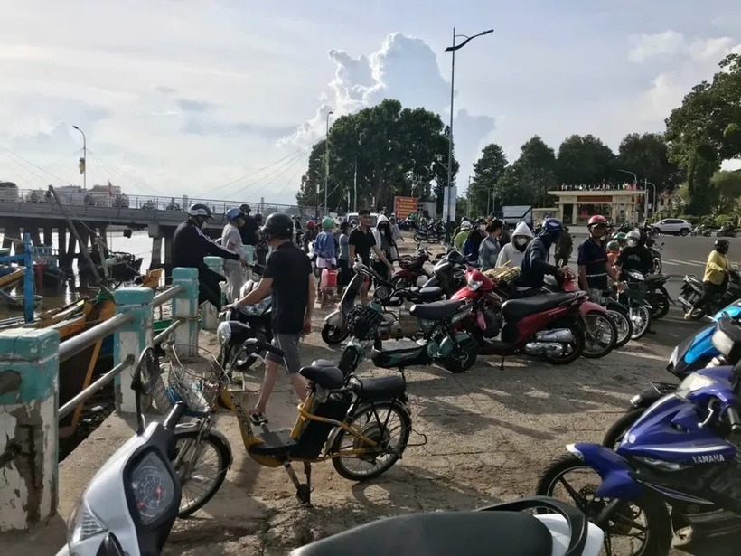 Người dân hiếu kỳ đến xem. Ảnh: PLO.