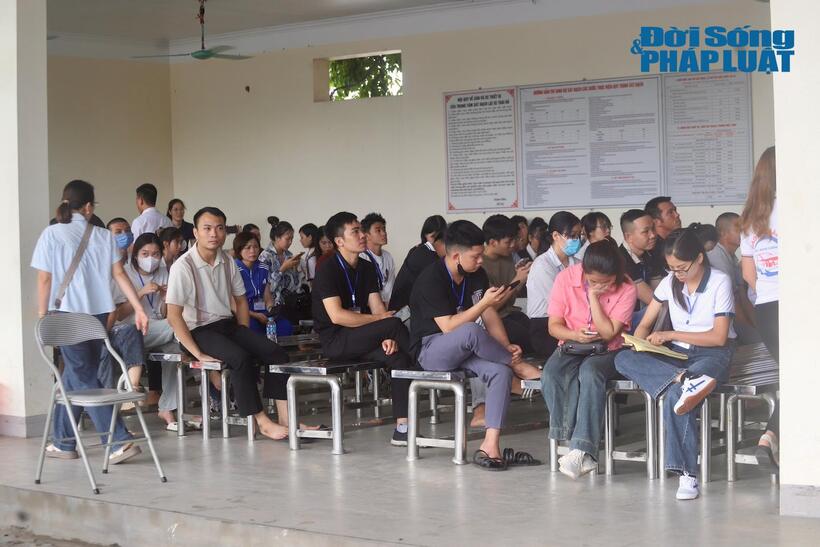 Từ sáng sớm, rất đông thí sinh có mặt tại Trung tâm sát hạch lái xe Thái Hà làm thủ tục, nghe phổ biến quy chế thi và quy định trước khi bước vào kỳ thi sát hạch, cấp giấy phép lái xe