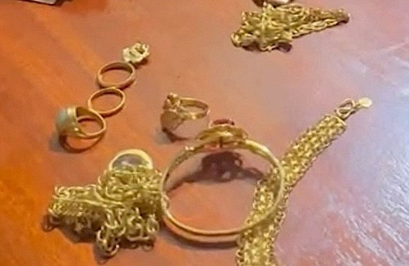 Tang vật vụ trộm gồm số vàng và tiền bị thu hồi để trao trả lại cho bị hại. (Ảnh: Cơ quan công an)