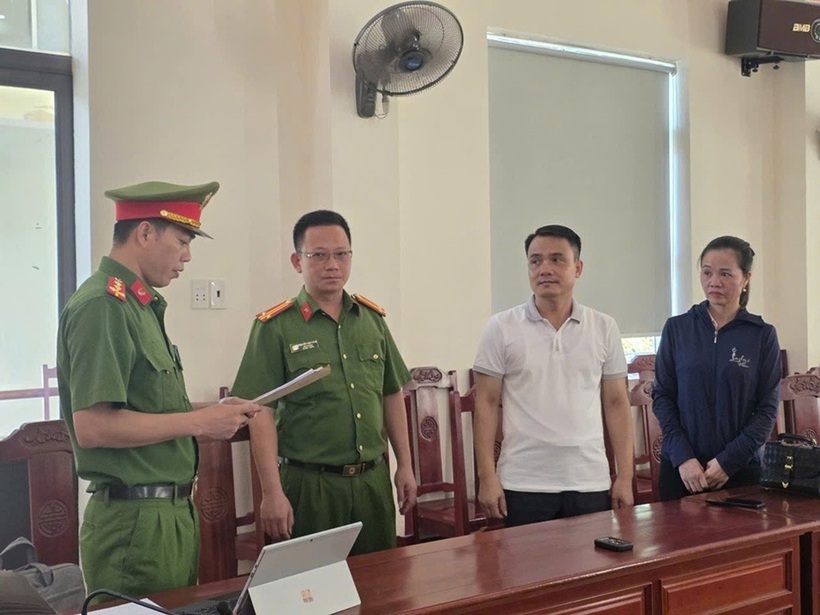 Cơ quan chức năng Thi hành lệnh khởi tố bị can đối với Vũ Ngọc Liêm và Ngô Thị Tuyết. Ảnh: Công an Thanh Hóa.