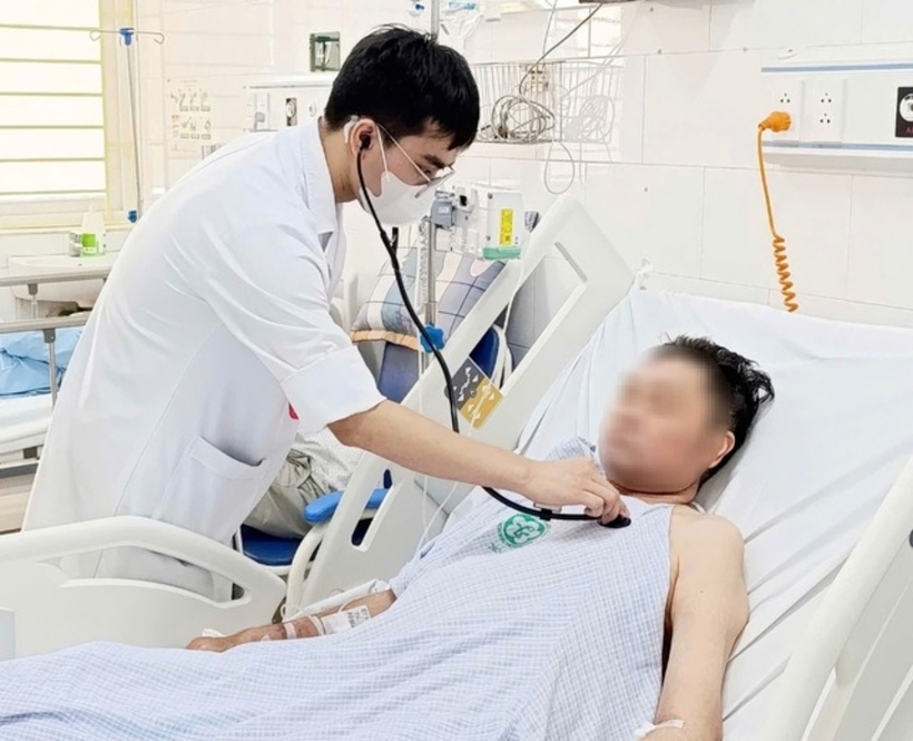 Bác sĩ thăm khám cho người bệnh sau phẫu thuật. Ảnh: Gia Đình & Xã Hội