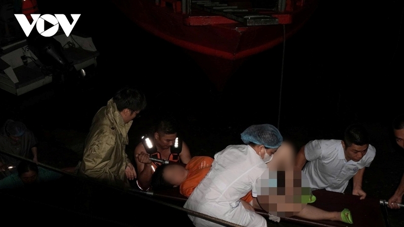 Sản phụ được đưa về Trung tâm y tế đặc khu Vân Đồn trong đêm. Ảnh: VOV