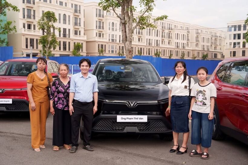 Gia đình anh Phạm Thế Văn nhận xe tại sự kiện.