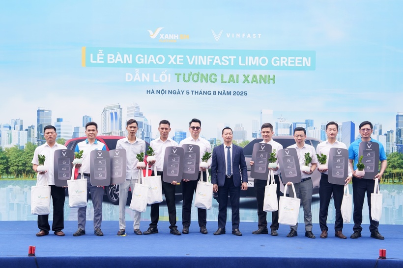 Những khách hàng đầu tiên nhận xe VinFast Limo Green