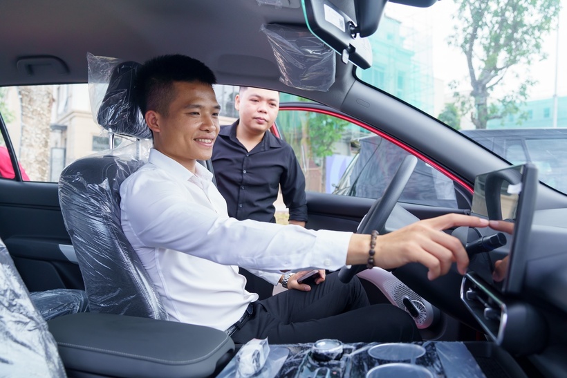 Khách hàng thích thú trải nghiệm VinFast Limo Green