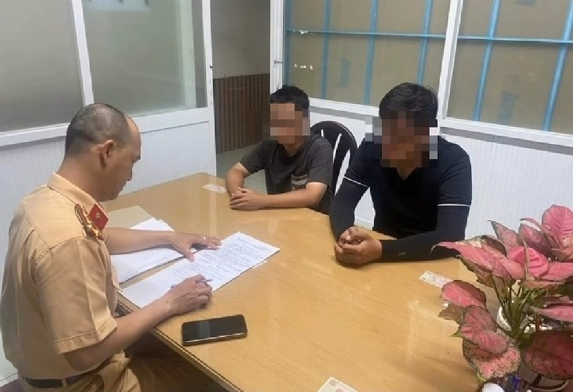 Người điều khiển và chủ phương tiện tại cơ quan công an. Ảnh: Báo Tuổi trẻ.
