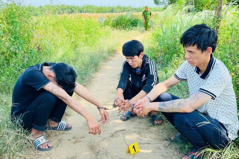 Nhóm thanh niên tổ chức sử dụng ma túy đá. Ảnh: PLO.