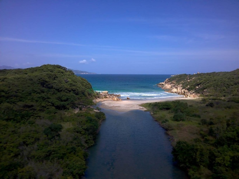 Bởi vì nơi đây có dòng nước ngọt đổ ra quanh năm từ hồ nước lớn thuộc địa phận Vườn Quốc gia Núi Chúa nên được người dân địa phương đặt cho cái tên dễ nhớ, thú vị là Bãi Nước Ngọt. Ảnh: Mia.