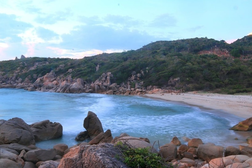 Du khách đến Bãi Nước Ngọt vào buổi chiều để ngắm hoàng hôn hay cắm trại để đón bình minh trên biển vào sáng hôm sau. Ảnh: Dân Việt.