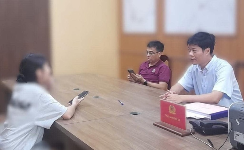 Công an xã Trị An trực tiếp làm việc với nạn nhân. (Ảnh: Công an tỉnh Đồng Nai)