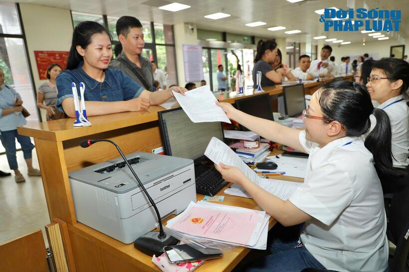 Người dân tham gia giải quyết thủ tục hành chính tại phường Phan Đình Phùng (Thái Nguyên)