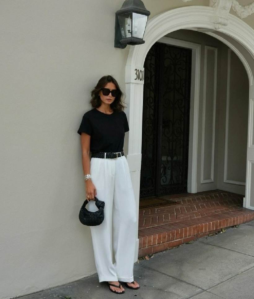 Quần âu trắng có đường ly giữa mang đến diện mạo tinh tế, thời thượng hơn khi đi cùng áo thun đen dài tay. Kết hợp thêm túi xách, giày hay khăn lụa đồng điệu sẽ giúp bạn tự tin diện cả khi đi làm lẫn dạo phố.