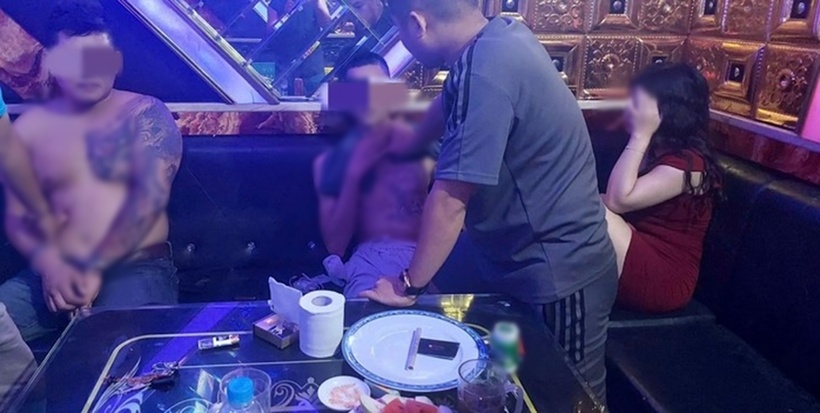 Bắt quả tang các đối tượng sử dụng trái phép ma túy trong quán karaoke. Ảnh: Người lao động
