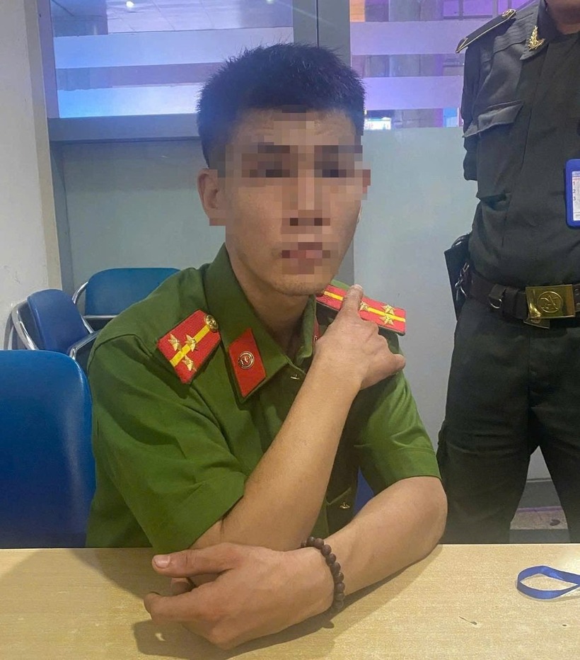 T.Q.H giả danh công an đứng điều tiết giao thông tại sân bay Đà Nẵng. (Ảnh: Thanh niên)