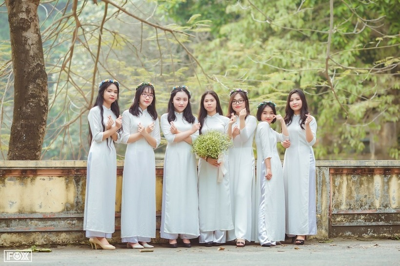 Ngô Thu Hà (thứ 3 từ trái sang) và các bạn cùng lớp phổ thông. Ảnh: Dân trí