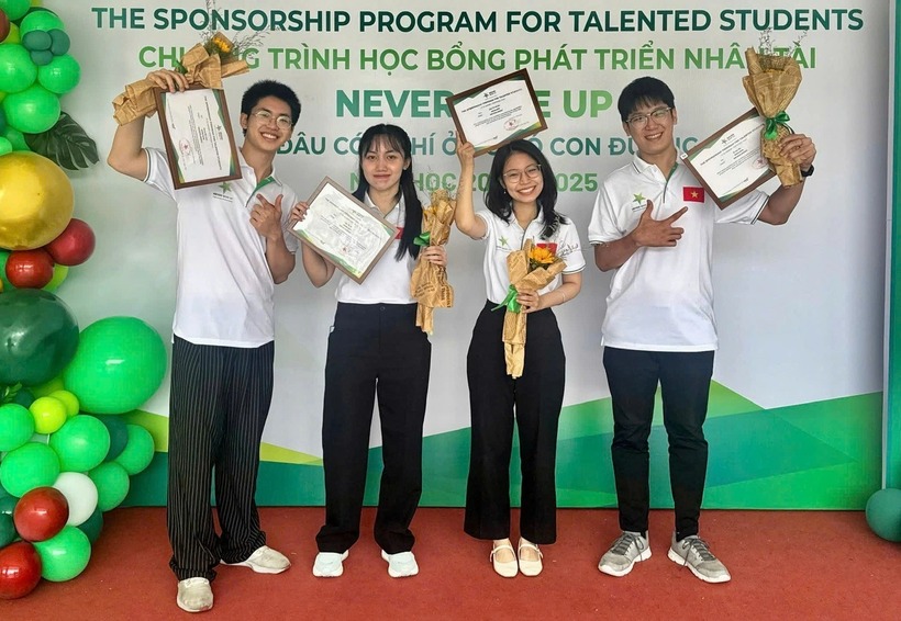 Thu Hà (thứ 2 bên trái) trong một lần nhận học bổng tại Trường Đại học Y Hà Nội. Ảnh: Dân trí