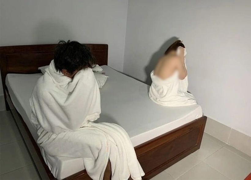Đôi nam nữ bị bắt quả tang "vui vẻ" trong nhà nghỉ. Ảnh: Ảnh minh họa