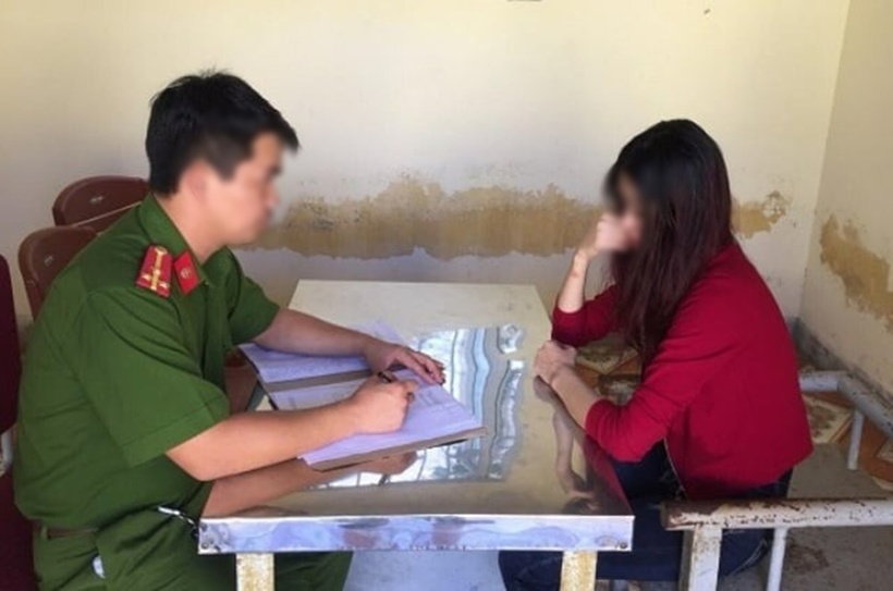 "Tú bà" làm việc với công an. Ảnh: Dân Việt