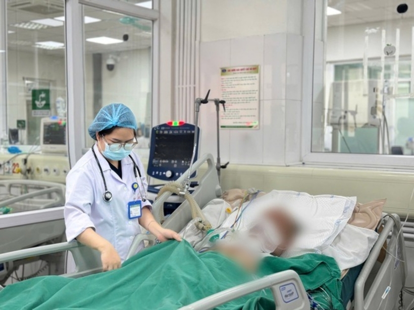 Sau 3 tuần điều trị tích cực, bệnh nhân đã thoát khỏi tình trạng nguy kịch, hết sốt và không còn co cứng cơ. Ảnh: Sức Khỏe & Đời Sống