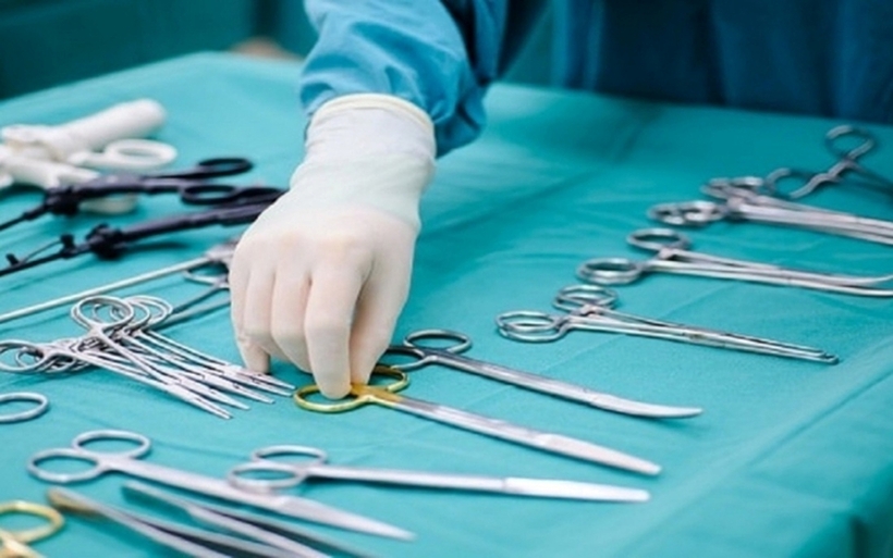 Các bác sĩ tiến hành phẫu thuật cho bệnh nhân. Ảnh minh họa: Phụ Nữ Việt Nam