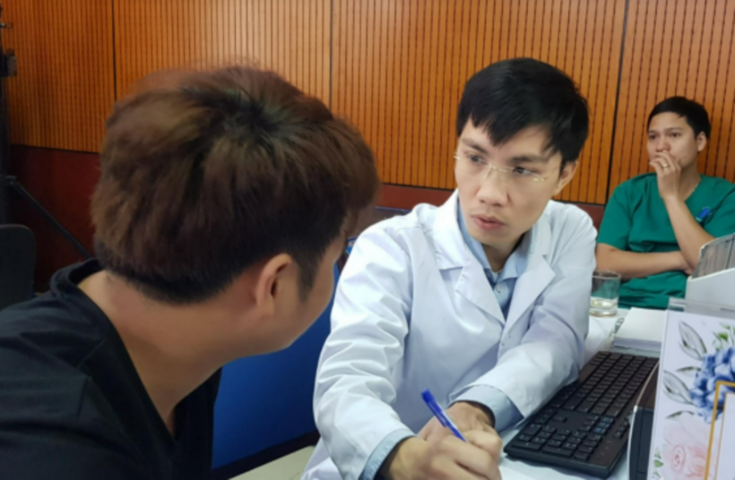 Bác sĩ tư vấn cho bệnh nhân. Ảnh: VietNamNet.