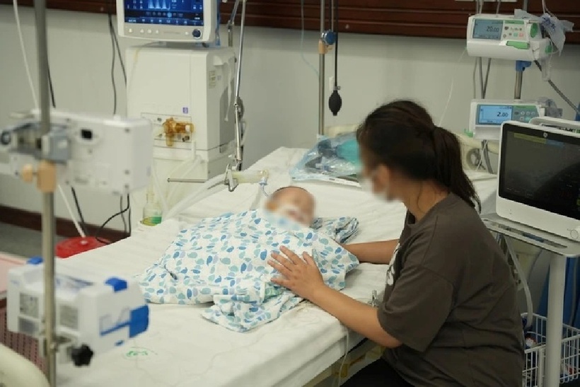 Uống phải tinh dầu đuổi muỗi thảo dược, bé 15 tháng tuổi nguy kịch. Ảnh: Báo Dân trí.