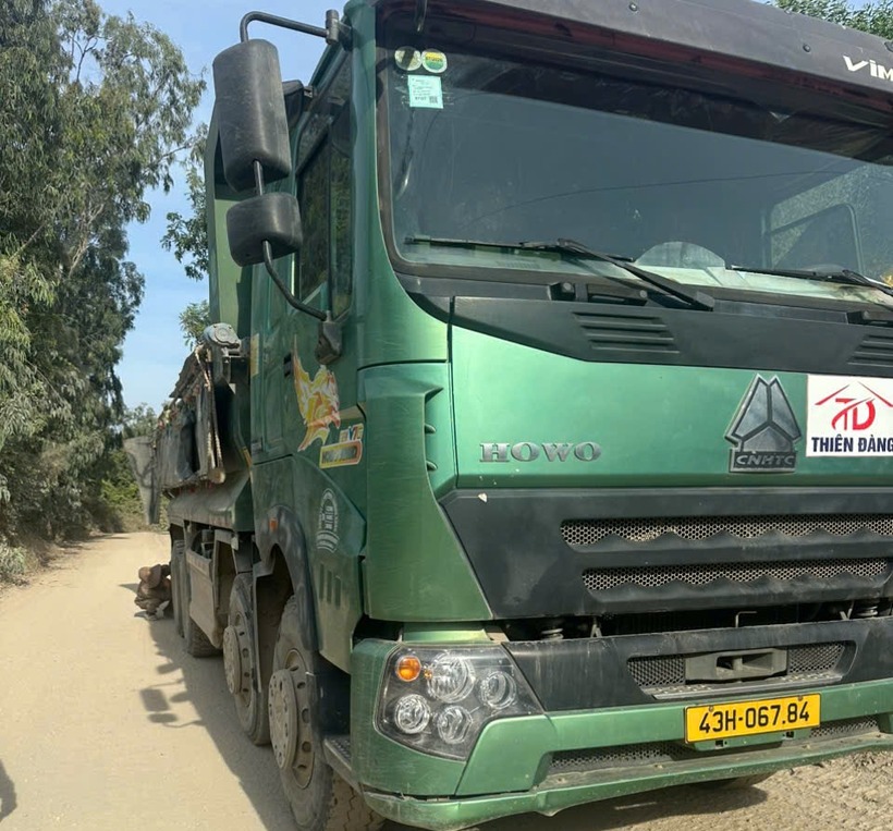 Sau khi gây tai nạn chết người, tài xế cho xe chạy thẳng vào mỏ đá để ẩn nấp. (Ảnh: Báo Xây dựng)