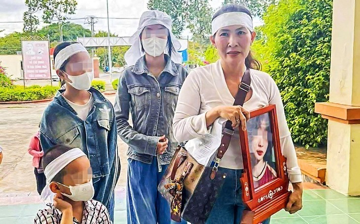 Công an tỉnh Vĩnh Long đã khởi tố tài xế gây tai nạn khiến nữ sinh 14 tuổi tử vong. Trong ảnh là gia đình cháu Tr. đến cơ quan điều tra làm việc chiều 5/8. (Ảnh: Tuổi trẻ)