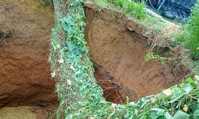 Một hố sụt lún rộng khoảng 7m, sâu gần 10m bất ngờ xuất hiện tại xã Mai Sơn (Sơn La). (Ảnh: Lao động)