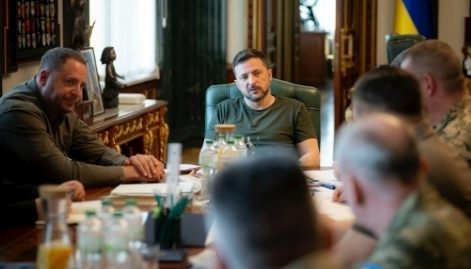 Tổng thống Ukraine Volodymyr Zelensky mới đây đã họp với các quan sức quân sự cấp cao. Ảnh: Ukrinform