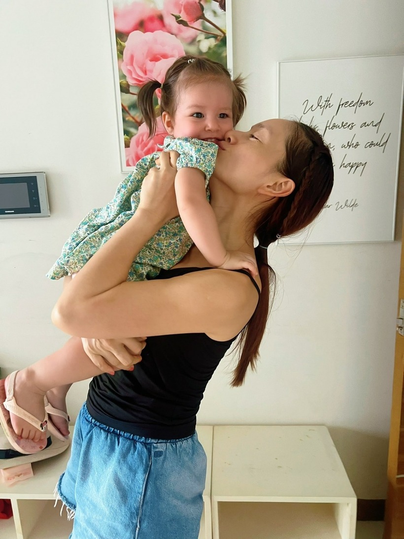 Lan Phương đưa 2 con gái vào TP.HCM chơi. Ảnh: VOV