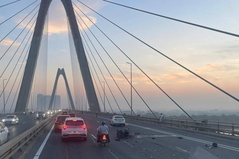 Hiện trường vụ tai nạn giao thông trên cầu Nhật Tân, một người tử vong. Ảnh: Tiền Phong