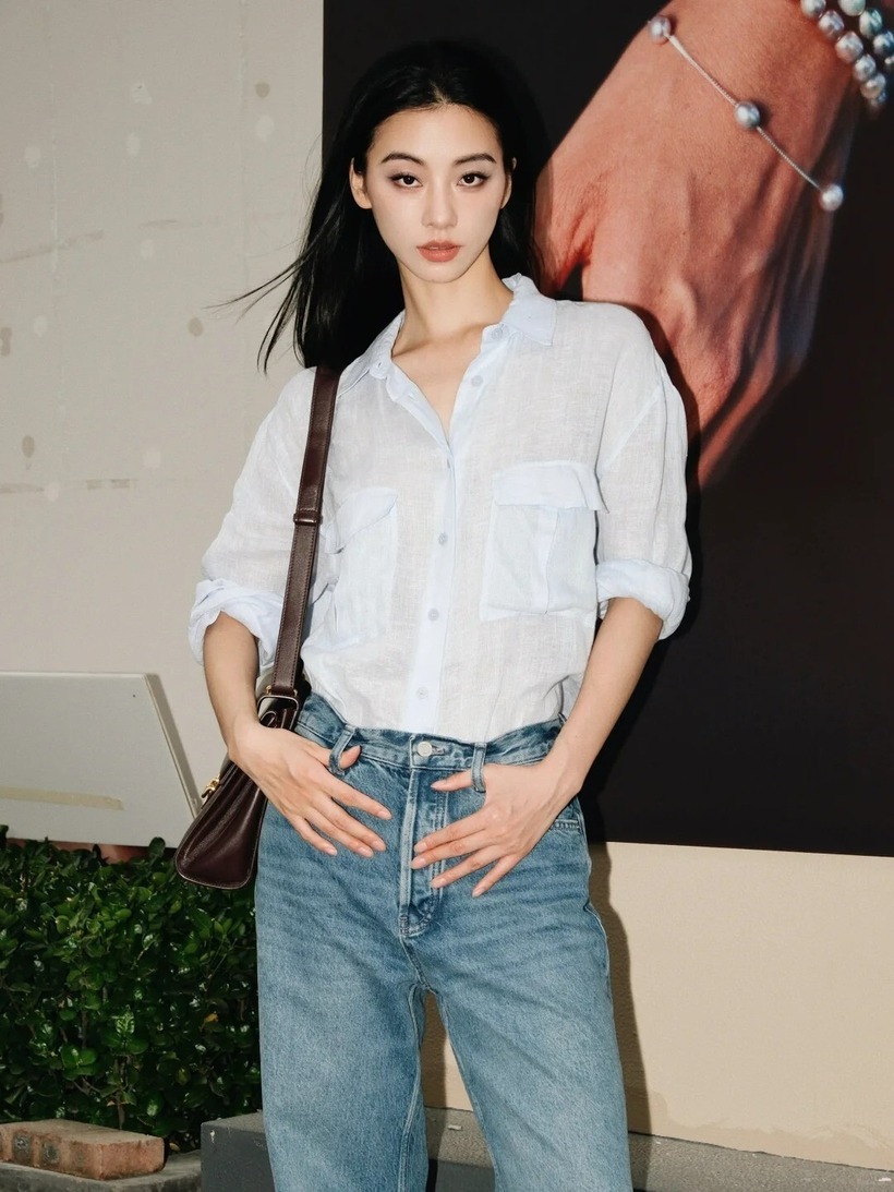 Áo sơ mi dài tay luôn là khoản đầu tư vì không chỉ phù hợp để diện đến công sở mà còn tạo nên các bộ trang phục dạo phố sành điệu.