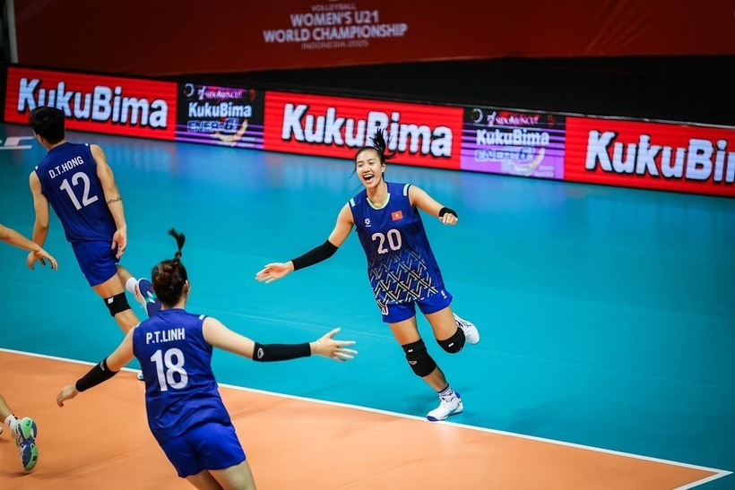 Tại lượt trận thứ 2 bảng A Giải bóng chuyền nữ U21 thế giới, tuyển bóng chuyền nữ U21 Việt Nam bất ngờ đánh bại đối thủ U21 Serbia - đội đang đứng hạng 8 thế giới. Ảnh: Dân Trí