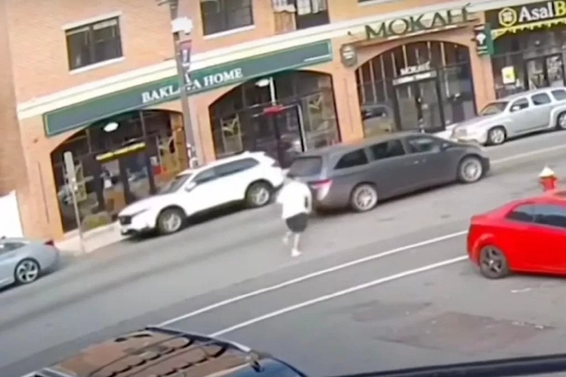 Người đàn ông bị camera giám sát ghi lại cảnh bỏ chạy khỏi cửa hàng. Ảnh: Metro