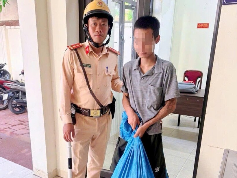 CSGT bàn giao đối tượng và tang vật cho Công an phường sở tại xử lý.