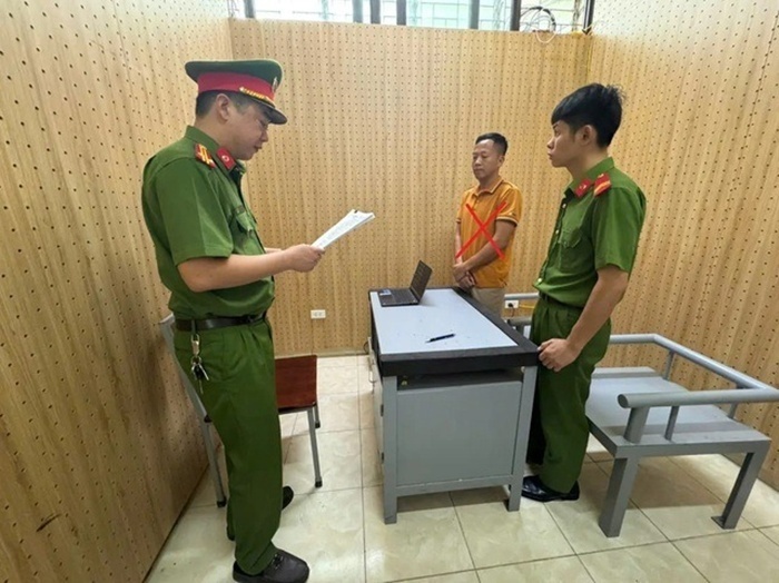 Cơ quan CSĐT Công an tỉnh Sơn La thi hành các quyết định đối với Đinh Văn Tuấn. Ảnh: Người đưa tin.