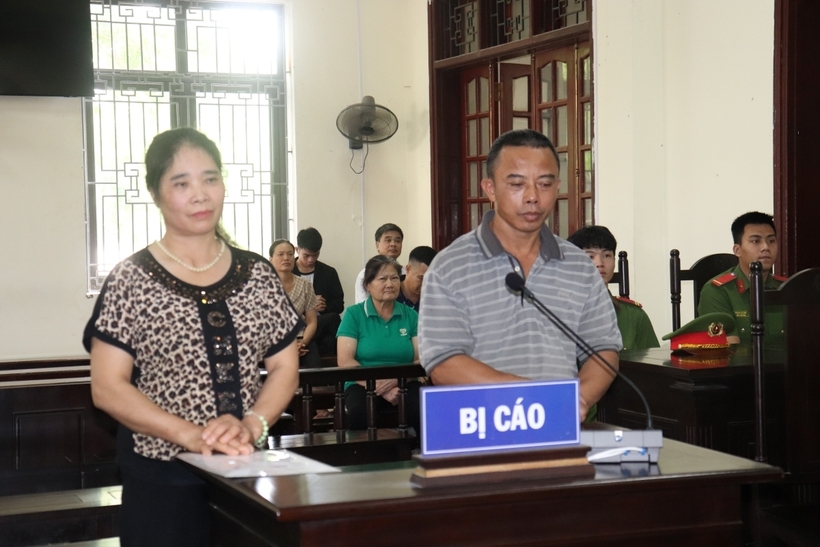 Bị cáo Tạ Văn Hải và Lê Thị Thắm tại phiên tòa. Ảnh: Báo Lào Cai