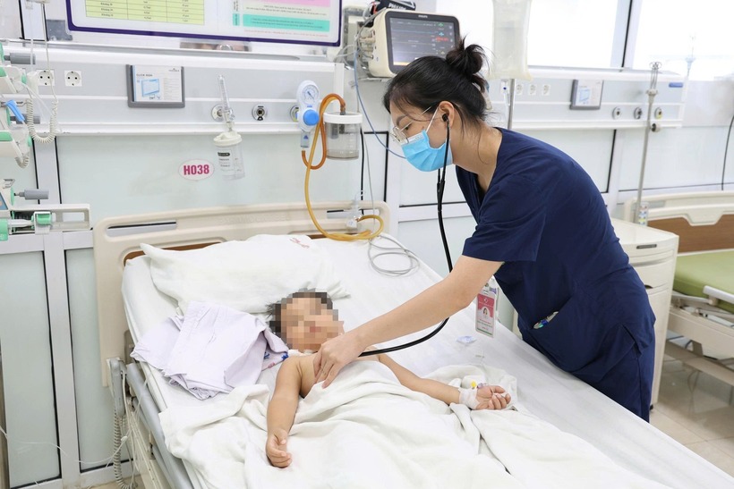 Bệnh nhi đã qua cơn nguy hiểm và đang hồi phục tốt. Ảnh: Sức Khỏe & Đời Sống