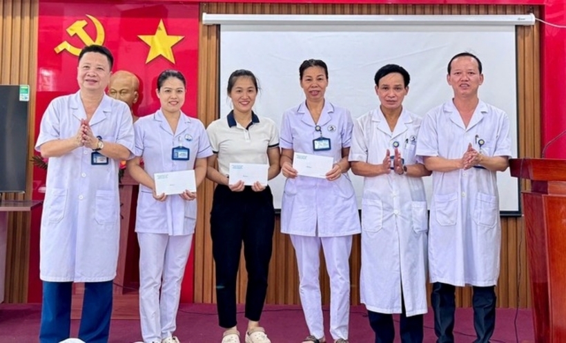 Trung tâm Y tế Đức Thọ biểu dương 3 nhân viên y tế kịp thời hiến máu giúp sản phụ qua cơn nguy kịch. Ảnh: Sức Khỏe & Đời Sống