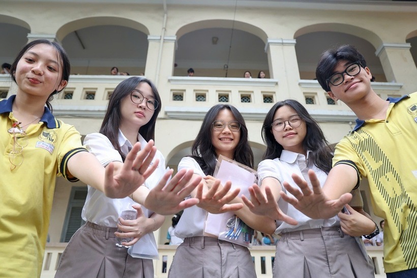 Nghị định 222 quy định, giáo viên dạy cấp tiểu học, THCS phải có năng lực ngoại ngữ tối thiểu bậc 4 theo Khung năng lực ngoại ngữ 6 bậc dùng cho Việt Nam. Ảnh minh họa