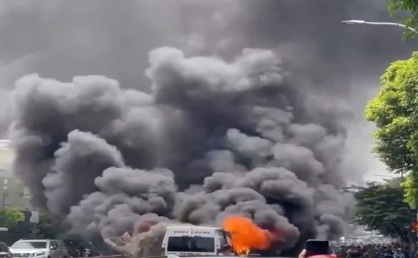 Cháy lớn xe khách sau tai nạn liên hoàn trên đường Phan Đăng Lưu. (Ảnh: Thanh niên)