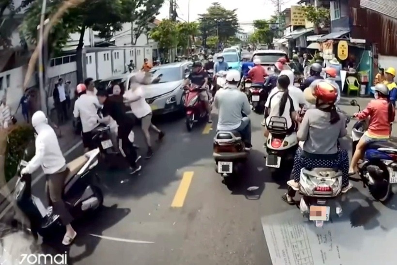 Vụ xô xát khiến nhiều phương tiện không thể lưu thông. Ảnh: Báo Dân trí.