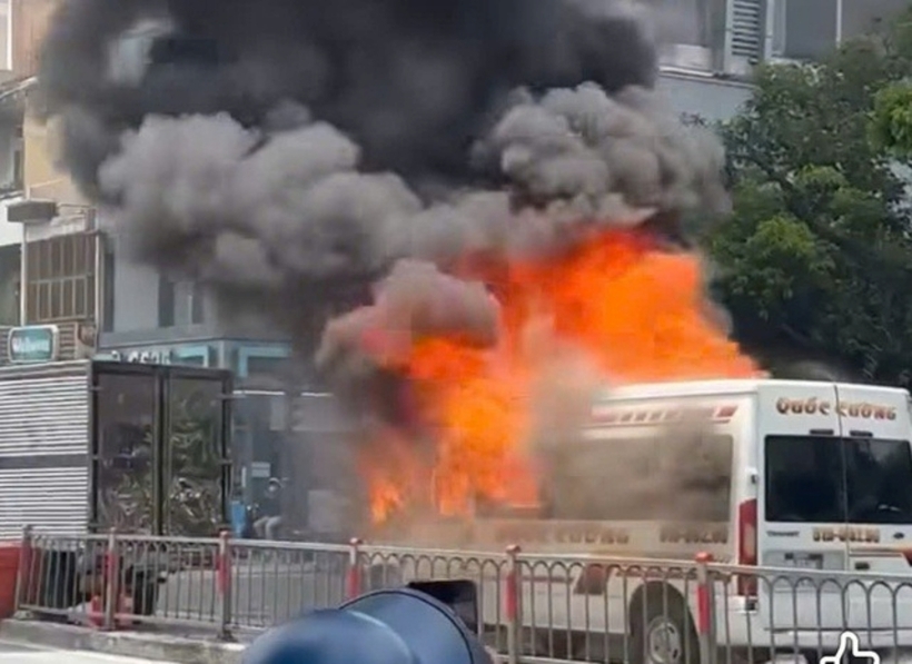Xe khách cháy dữ dội sau cú va chạm. Ảnh: Thanh Niên
