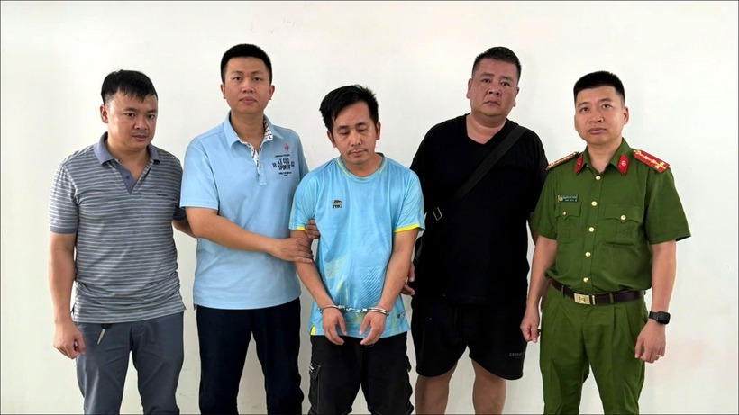 Cơ quan An ninh điều tra bắt giữ đối tượng truy nã Hoàng Văn Tuấn. Ảnh: VOV