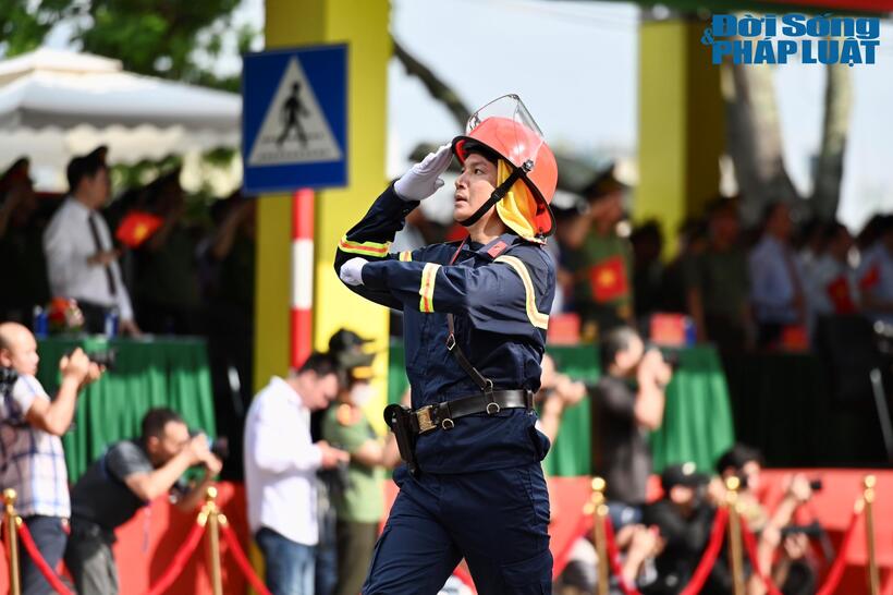 Mãn nhãn màn diễu hành, biểu diễn võ thuật của Công an Hà Nội trong Ngày hội vì Thủ đô bình yên - 18