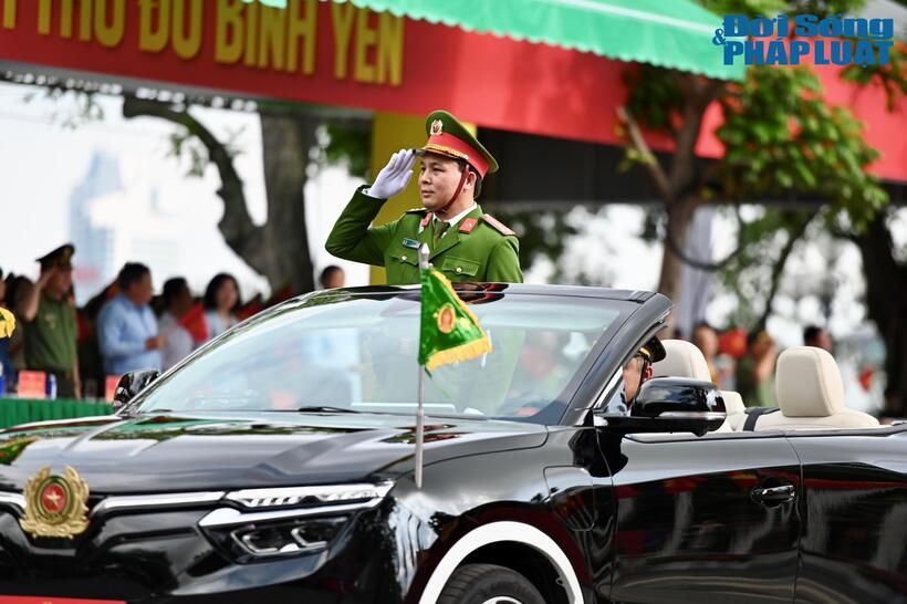 Đại tá Lê Văn Tuân, Phó Giám đốc Công an TP.Hà Nội dẫn đầu đoàn diễu hành trên xe chỉ huy mui trần