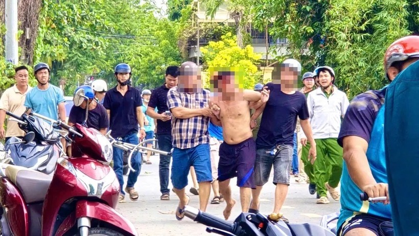 Lực lượng chức năng khống chế người đàn ông. Ảnh: Pháp luật TP.HCM