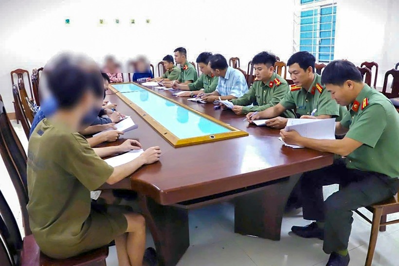 Công an tỉnh Lâm Đồng tiếp nhận 11 người bị lừa sang Campuchia. Ảnh: VietNamnet