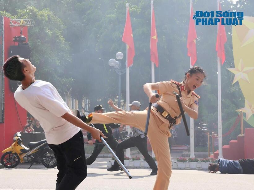Mãn nhãn màn diễu hành, biểu diễn võ thuật của Công an Hà Nội trong Ngày hội vì Thủ đô bình yên - 24